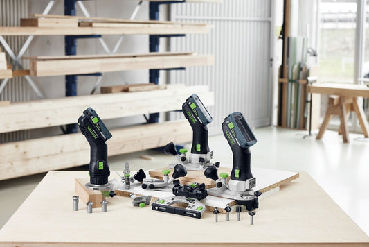 Festool MFKC 700 EB-Basic Kantenfräse mit wechselbaren Frästischen, Zubehör und Akkus auf Werkbank
