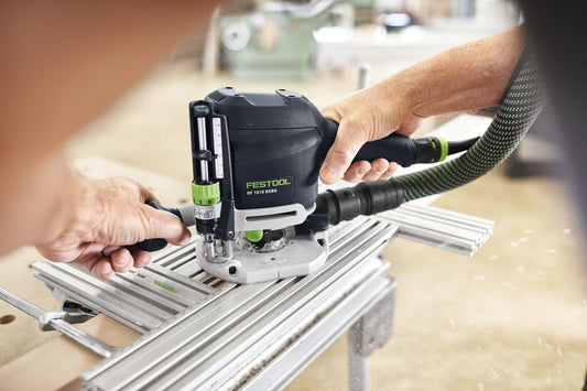 Festool OF 1010 REBQ Oberfräse mit Frässchablone MFS bei der Präzisionsfräsung auf Aluminiumprofil