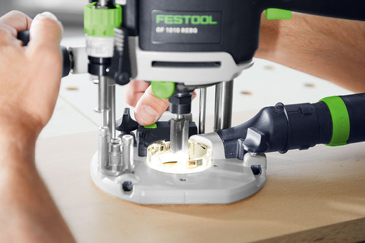 Festool OF 1010 REBQ-Plus Oberfräse mit LED-Lichtring bei der Anwendung auf Holzwerkstück