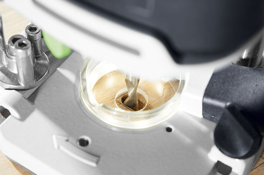Festool Laufsohle LAS-OF 1010 R transparente Schablone mit Fräseröffnung auf Oberfräse montiert