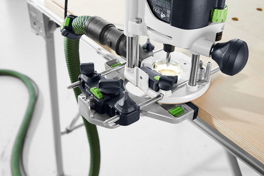 Festool OF 1010 REBQ-FS Oberfräse mit Führungsschiene beim Fräsen in Holz, LED-Beleuchtung sichtbar