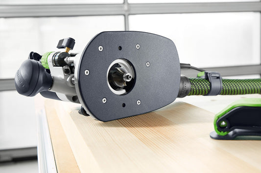 Festool Auflage AFB-OF 2200 mit Anschluss und grünem Schlauch auf Holzwerkstück, Frontansicht.