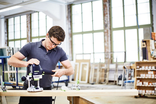 Festool Oberfräse mit Fräserbox Box-OF HW S8 Mix bei der Anwendung an Holzwerkstück in Werkstatt
