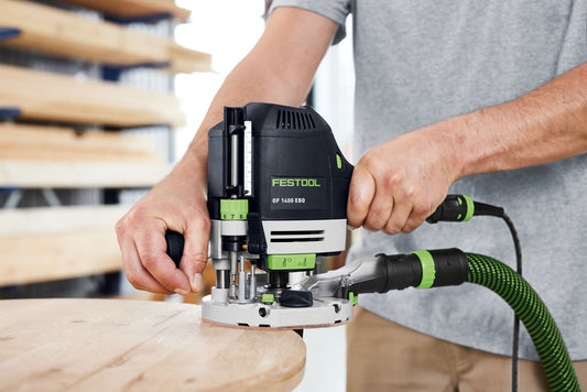 Festool OF 1400 EBQ-Plus Oberfräse in Anwendung beim Kantenfräsen auf Holzwerkstück mit Absaugschlauch