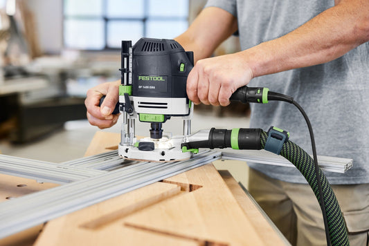 Festool Oberfräse OF 1400 EBQ in Anwendung auf Aluminiumprofil mit Absaugschlauch