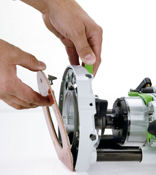 Festool Laufsohle LA-OF 2200 D36 CT wird mit Kopierring an Oberfräse montiert, Anwendungsdemonstration