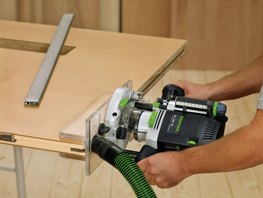 Festool OF-FH 2200 Fräshilfe bei Anwendung an Holzwerkstück mit Führungsschiene