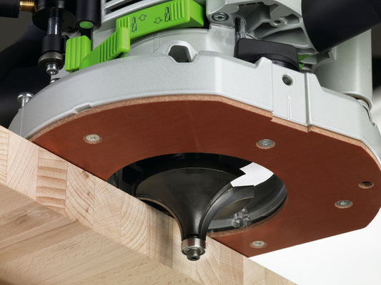 Festool OF 2200 EB Oberfräse mit Kopierring beim Kantenfräsen an Holzwerkstück