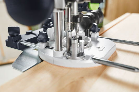 Festool Spiralnutfräser HS mit verschiedenen Fräsern in weißer Aufbewahrungsbox auf Holzoberfläche.