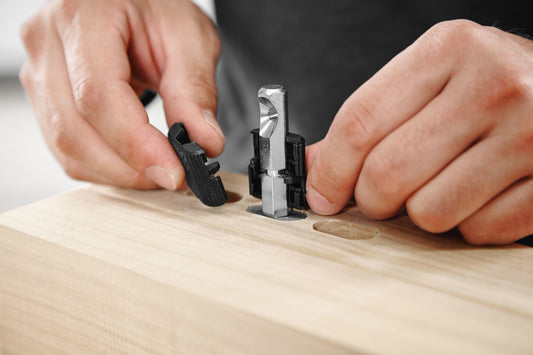 Festool Verbinder-Set EV/32 Ankerbolzen und Spreizanker in Blockhalter auf Holz, Anwendungsbeispiel Dübelfräse.