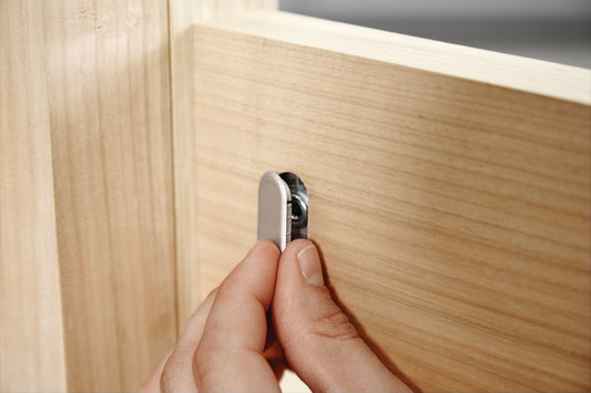 Festool Abdeckkappe SV-AK D14 slr/32 in silber in Dübelfräsung eingesetzt, Nahaufnahme Hand