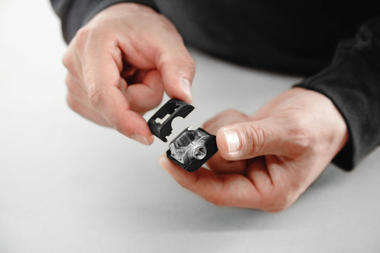 Festool Verbreiterung SV-V D14/32 in Hand, Queranker-Verbreiterung mit Clipsmechanismus für DOMINO System