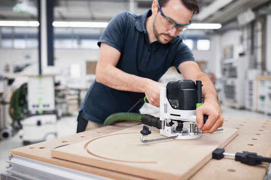 Festool Stangenzirkel SZ-OF 1010 bei Kreisfräsung auf Holz mit Oberfräse in der Anwendung