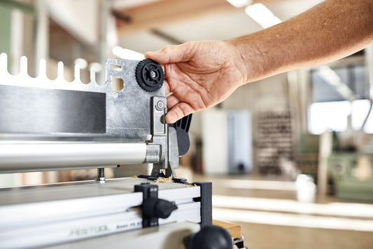 Festool Fingerzinken-Schablone VS 600 FZ, Hand betätigt Stellrad zur Justierung an Werkstück