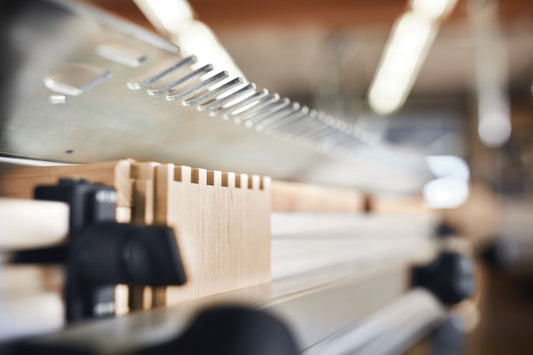 Festool Spiralnutfräser HW mit 8mm Schaft in Detailaufnahme, Rechtswendelung und Hartmetall-Schneiden sichtbar