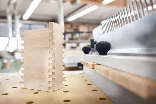 Festool Spiralnutfräser HW präzise Nutfräsung in Holz mit Werkstückbeispiel und Oberfräse in der Werkstatt