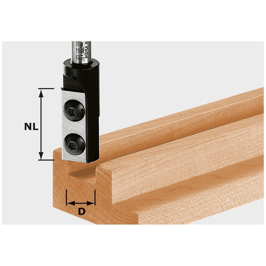 Festool Nutfräser-Wendeplatte HW mit Hartmetall-Schneiden beim Fräsen einer Nut in Holz, Anwendungsbeispiel
