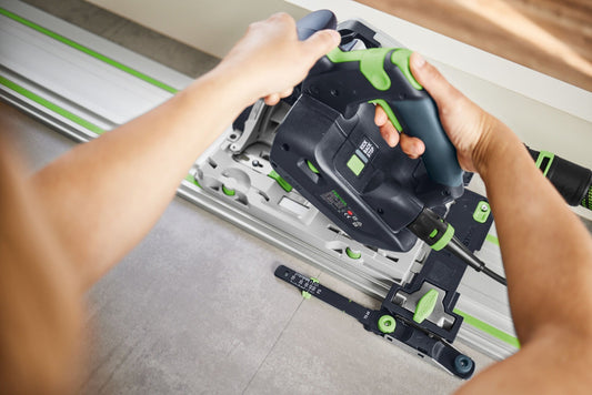 Festool Eintauch-Positionsanzeiger FS-EP TS60 in Anwendung an Schiene, magnetischer Markierungsanzeiger mit grünen Elementen