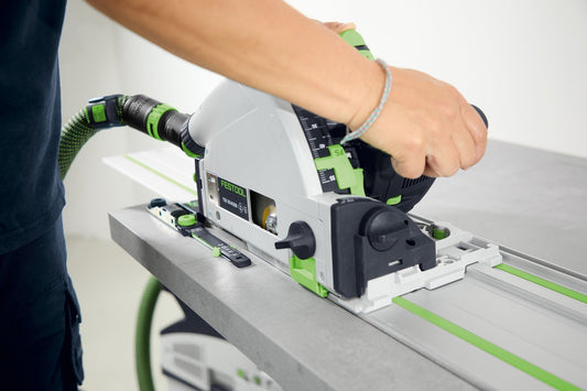 Festool TS/TSC55 Kreissäge mit FS-EP Eintauch-Positionsanzeiger und Führungsschiene in Anwendung