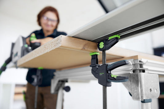 Festool Einhandzwinge FS-EZ 150/2 beim Spannen von Holzwerkstück mit Einhandbedienung in Werkstatt