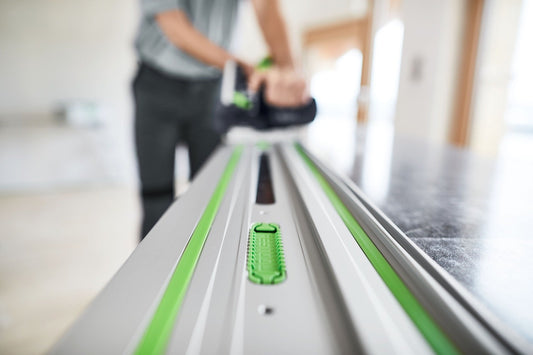 Festool Führungsschiene FS/2 mit grünem Gleitbelag und Wasserwaage bei der Anwendung auf Werkstück