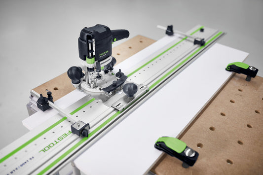 Festool Führungsschienen-Adapter FS-OF 1010 montiert auf Festool-Schiene mit Oberfräse und Anschlagklammern für präzises