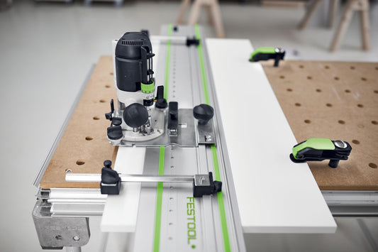 Festool Führungsplatte FP-LR 32 mit Oberfräse auf Lochreihen-Führungssystem, Zentrierdorn und Positionierungswippe