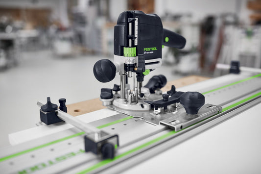 Festool Lochreihenbohr-Set LR 32-SYS mit Oberfräse auf Führungsschiene und Lochreihen-Anschlag montiert