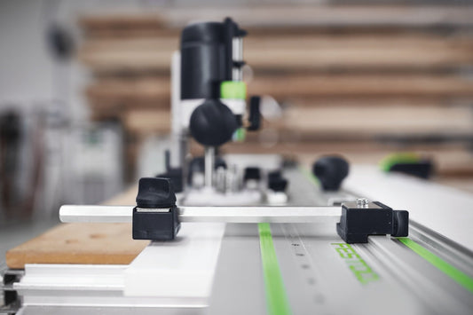 Festool Lochreihenbohr-Set LR 32-SYS mit Führungsschiene und Positionierungswippe auf Holzwerkstück