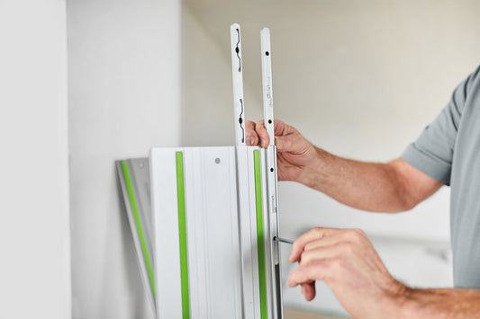 Festool SYS3 M 137 FS/2-Set Führungsschienen-Zubehör Systainer Inhalt wird von Hand präsentiert