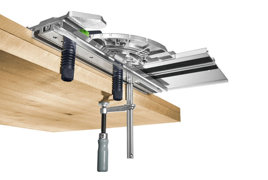 Festool FS/2 Führungsschiene mit Schraubzwingen und Winkelanschlag an Holzwerkstück montiert
