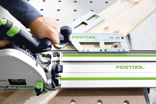Festool Führungsschiene FS-KS mit Anschlag beim Zuschnitt von Holz auf Werkbank mit Lochplatte