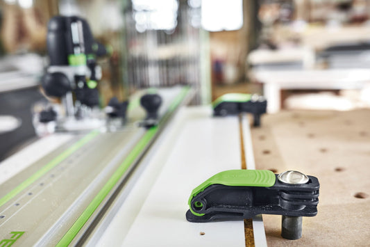 Festool Hebelzwinge MFT-HZ 80 auf Multifunktionstisch mit grünem Klemmhebel und schwarzem Spannelement