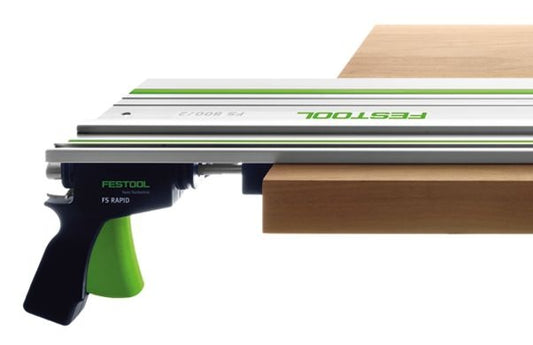 Festool FS-RAPID/R Schnellspanner mit grünem Kunststoffgriff, montiert an Führungsschiene über Holzwerkstück
