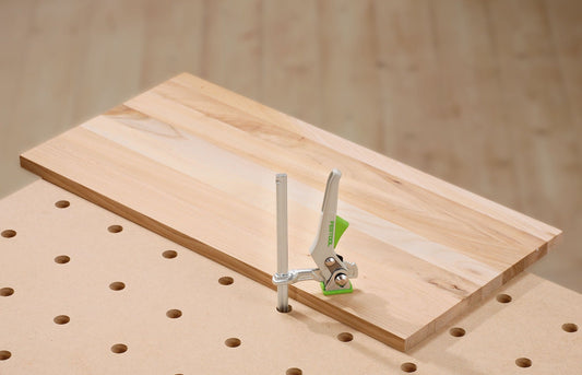 Festool MFT/3 Multifunktionstisch mit Spannzwinge auf Lochplatte und Aluprofil