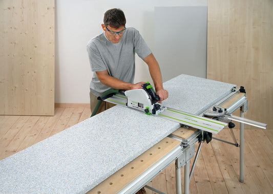 Festool MFT/3 Multifunktionstisch mit Führungsschiene und Elektroschliff bei Materialzuschnitt auf Lochplatte.