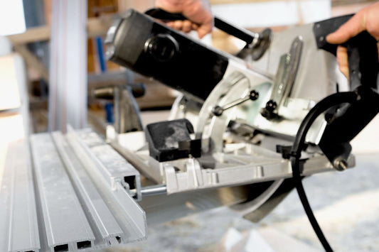 Festool Führungsschiene mit Splitterschutz und Gummilippe an Werkstück befestigt, Handhabung beim Einsatz