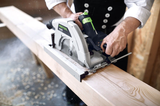 Festool HK 85 Handkreissäge mit Parallelanschlag PA-HK 85 bei Parallelschnitt auf Holzwerkstück