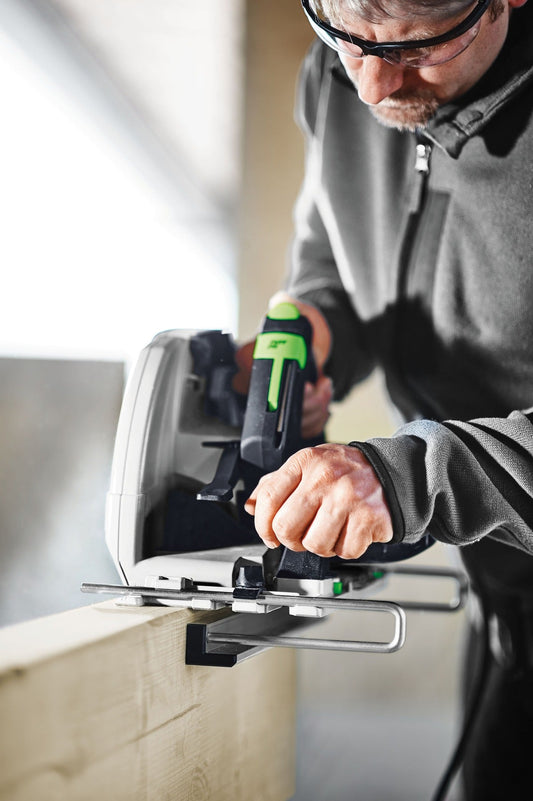 Festool Parallelanschlag PA-A-HK 85 bei Anwendung an Handkreissäge HK 85 zum präzisen Parallelschnitt an Holzwerkstück
