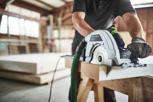 Festool Handkreissäge beim Schneiden von Holz mit Kreissägeblatt, Anwendungsbeispiel in der Werkstatt