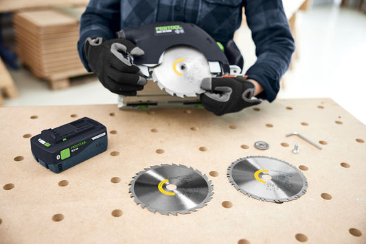 Festool WOOD UNIVERSAL HW Kreissägeblatt mit Hartmetall-Wechselzähnen neben Akku und Handkreissäge auf Werkbench