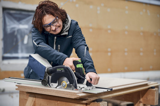 Festool HKC 55 KEB-Basic Akku-Handkreissäge bei Längsschnitt auf Holzwerkstück in Anwendung