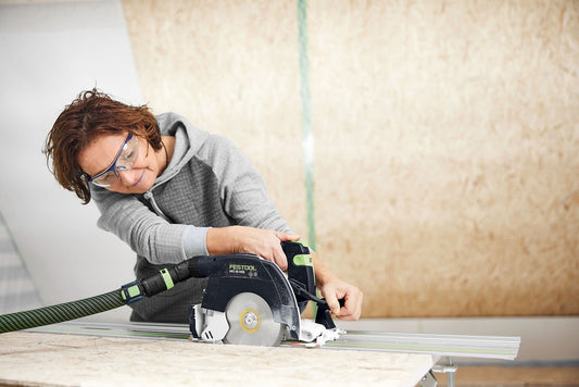 Festool HKC 55 KEB-Basic Akku-Handkreissäge im Einsatz beim Schneiden von Holz mit Führungsschiene