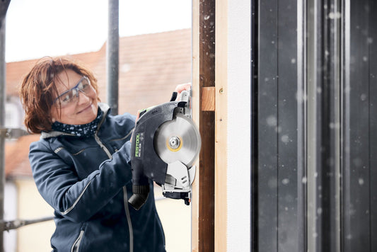 Festool HKC 55 KEB-Basic Akku-Handkreissäge im Einsatz beim Sägen von Holzbalken