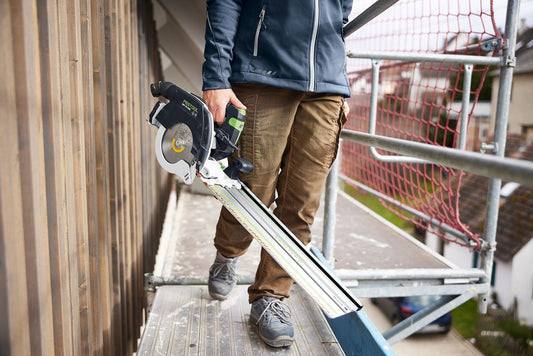 Festool HKC 55 Akku-Handkreissäge bei Schnittarbeit an Aluminiumschiene auf Baustelle