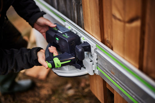 Festool Tauchsäge mit Führungsschiene schneidet Holz, Hartmetall-Sägeblatt saubere Schnitte