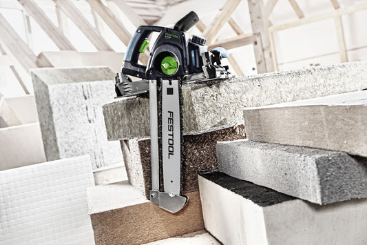 Festool Schwertsäge IS 330 EB beim Zuschnitt von Dämmplatten, Anwendungsbeispiel auf Baustelle