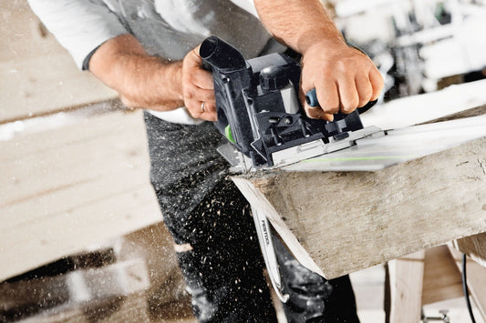 Festool Schwertsäge SSU 200 EB-Plus im Einsatz beim Schneiden von Holz mit ziehender Sägebewegung