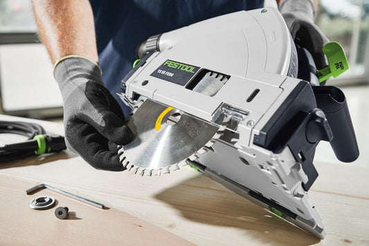 Festool TS 55 FEBQ-Plus Tauchsäge mit Sägeblatt beim Tauchschnitt auf Holzwerkstück, schwarze Schutzhandschuhe