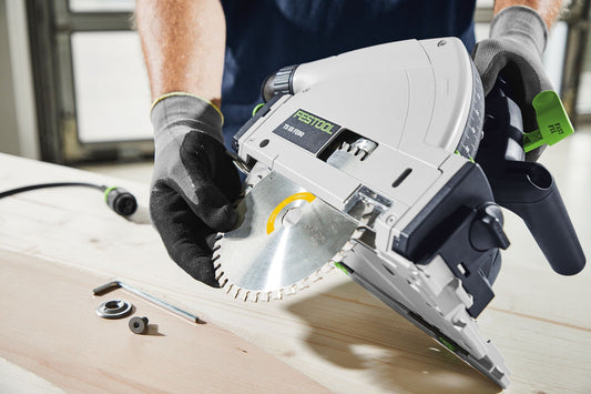 Festool Kreissägeblatt TS 55 mit Sägeblatt 160mm bei Holzschnitt, Hartmetallzähne sichtbar